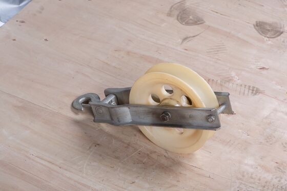Купить Hooke Type Cable Roller Stringing Pulley with 15KN Rated Load 200*60 Nylon Wheel for Overhead Cable Pulling online manufacture