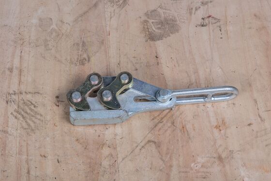 Купить Прочный зажим для натяжения заземляющего провода для 50-70 мм² с нагрузочной способностью 20-30 кН и быстрой кулачковой блокировкой online manufacture