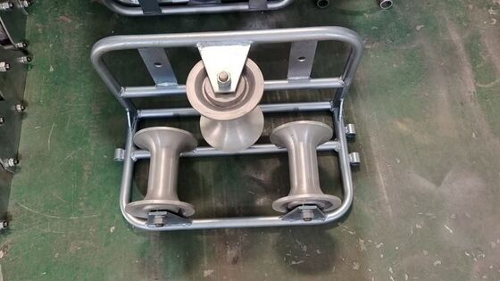 Купить 10 кН Тяжелый оцинкованный алюминиевый тройной угловой кабельный направляющий ролик для плавной прокладки кабеля online manufacture